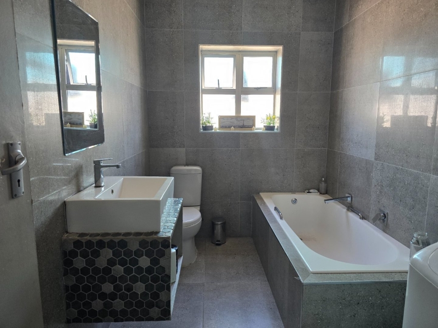 4 Bedroom Property for Sale in Wavecrest Western Cape